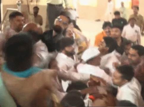 Maratha Samaj : मराठा समाजाच्या बैठकीत हाणामारी; ठाकरेंच्या नेत्याने पैसे देऊन पाठवले होते लोक