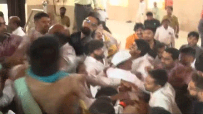 Maratha Samaj : मराठा समाजाच्या बैठकीत हाणामारी; ठाकरेंच्या नेत्याने पैसे देऊन पाठवले होते लोक