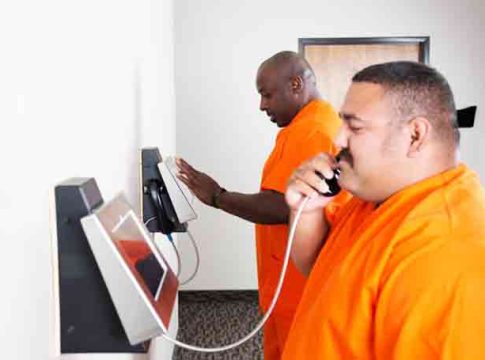 कैद्यांना व्हिडीओ कॉन्फरन्सद्वारे साधता येणार नातेवाईकांशी संवाद