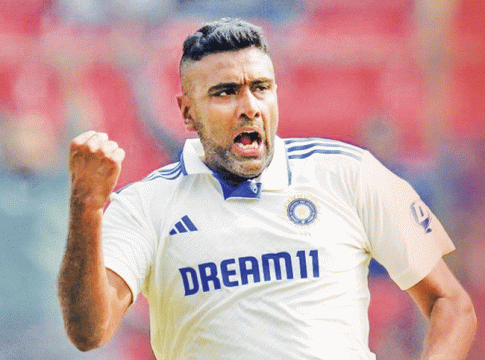 Ravichandran Ashwin : लढवय्या गोलंदाज