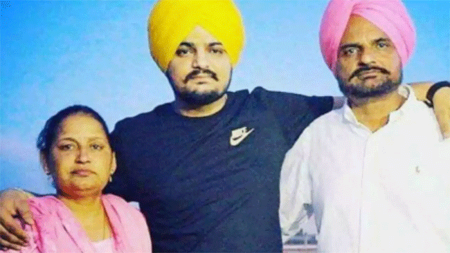 Sidhu Moose Wala : सिद्धू मुसेवालाची आई खरंच प्रेग्नंट? सिद्धूच्या बाबांनी थेटच सांगितलं…
