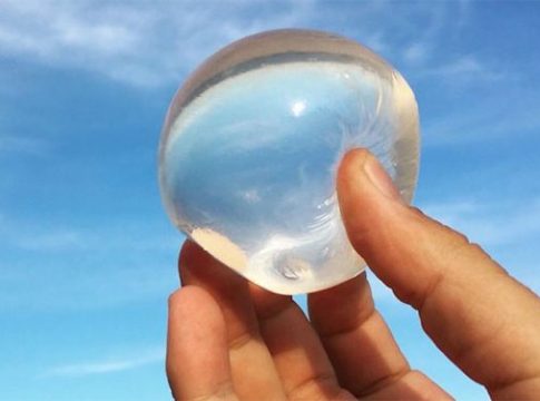 संशोधकांनी लावला नवा शोध; पाणी प्या व बाटलीही खा