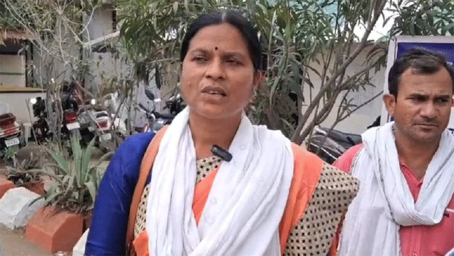Chandrapur Loksabha : गाव तिथे बिअर बार! चंद्रपुरातील महिला उमेदवार देतेय दारुचं आश्वासन