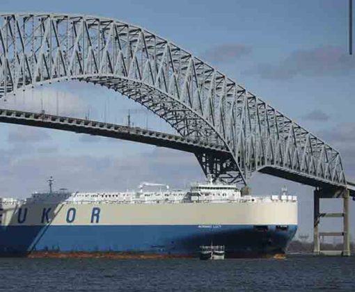 जहाजेच्या धडकेत कोसळला पुल, डझनभर वाहनं पाण्यात...