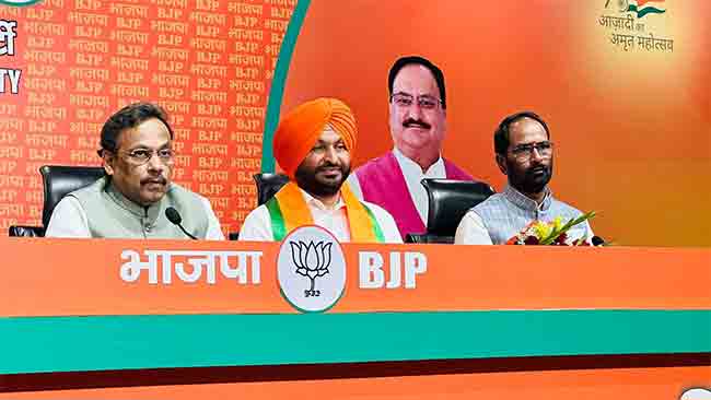 पंजाब काँग्रेसला मोठा झटका, लुधियानामधून खासदार रवनीत सिंह बिट्टूंनी पकडला भाजपचा हात