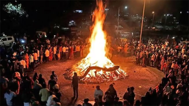 महाडमधील विशिष्ट होळी; दोन गटात निखारे फेकून देव-दानवांच प्रतिकात्मक युद्ध