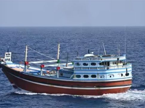 Indian Navy: नौदलाची समुद्रात मोठी कारवाई! इराणच्या जहाजाला समुद्री चाच्यांच्या तावडीतून सोडवण्यात यश