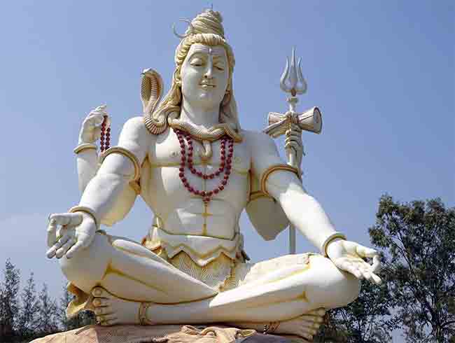 महाशिवरात्रीला भगवान शंकराला अर्पण करा या ४ गोष्टी