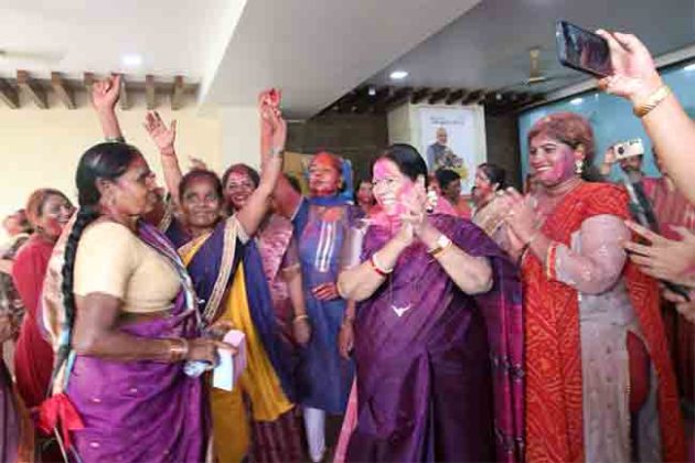 भाजपचे आमदार मंदाताई म्हात्रे यांच्या निवासस्थानी महिलांनी नाचत गाजत मोठ्या जल्लोषात साजरी केली धुळवड...