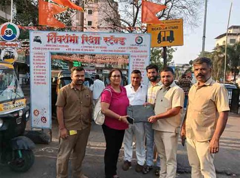 रिक्षा चालकाचा प्रामाणिकपणा, रिक्षामध्ये राहिलेला लॅपटॉप महिला प्रवाशाला केला परत