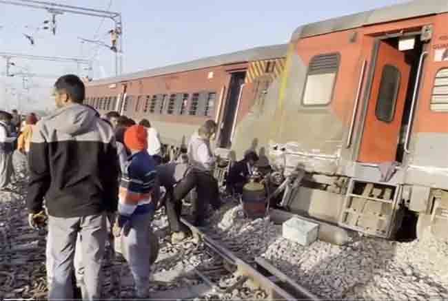 अजमेरमध्ये साबरमती एक्सप्रेस आणि मालगाडी यांच्यात टक्कर, एकाच रूळावर आल्या दोन्ही रेल्वे