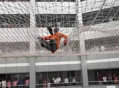 वडापावची गाडी लावू देत नाही म्हणून मंत्रालयात सहाव्या मजल्यावरुन मारली उडी