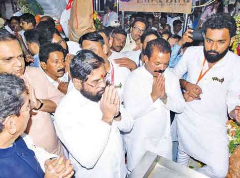 कष्टकरी व बळीराजाला चांगले दिवस येऊदे ! मुख्यमंत्री एकनाथ शिंदेंची आंगणेवाडी येथे आई भराडी देवीला प्रार्थंना