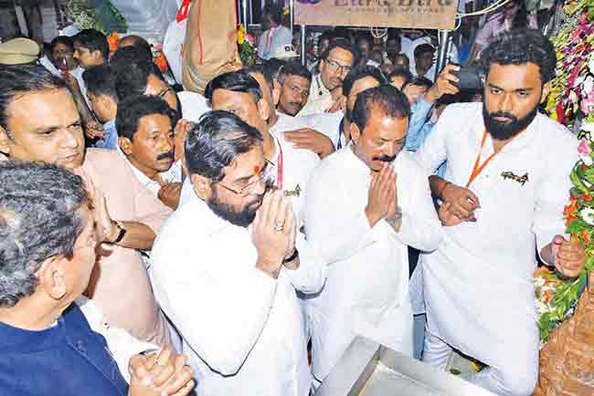 कष्टकरी व बळीराजाला चांगले दिवस येऊदे ! मुख्यमंत्री एकनाथ शिंदेंची आंगणेवाडी येथे आई भराडी देवीला प्रार्थंना