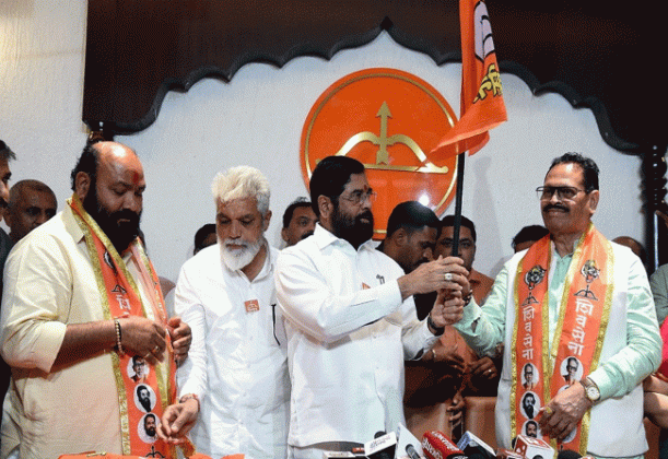 Thackeray Vs Shinde : ठाकरे गटाला मोठा धक्का! बबनराव घोलप यांचा मुख्यमंत्र्यांच्या शिवसेनेत प्रवेश