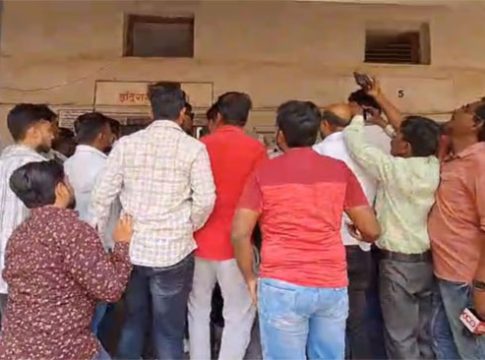 Chandrapur News : काँग्रेस उमेदवाराच्या नावासमोर 'कॅन्सल'चा शिक्का; कार्यकर्त्यांचा थेट मतदान केंद्रावरच राडा