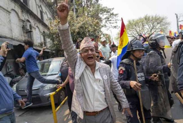 नेपाळमध्ये पुन्हा राजेशाहीची मागणी
