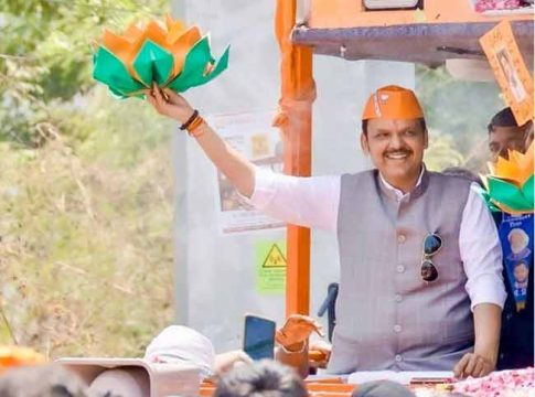 Devendra Fadnavis : २५ वर्षात मुंबईच्या विकासासाठी केलेले एक तरी काम दाखवा