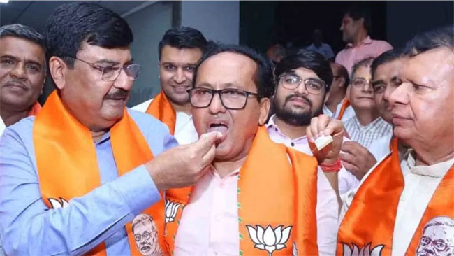 Surat Loksabha : भाजपच्या ‘४०० पार मिशन’ला दणक्यात सुरुवात! सुरतमध्ये उघडलं खातं