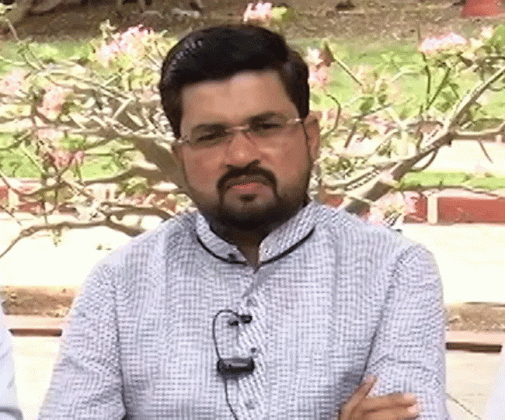 Pawar Vs Pawar : शरद पवारांना मोठा धक्का! कट्टर समर्थक असलेले माने कुटुंब अजित पवारांच्या साथीला