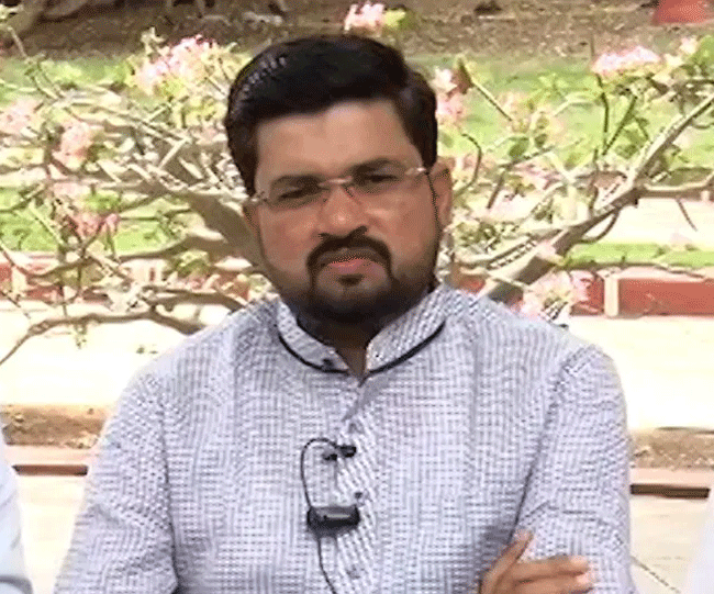 Pawar Vs Pawar : शरद पवारांना मोठा धक्का! कट्टर समर्थक असलेले माने कुटुंब अजित पवारांच्या साथीला