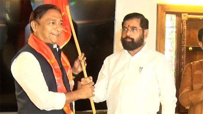Raju Waghmare : काँग्रेसला मुंबईत पुन्हा एक भगदाड! राजू वाघमारे मुख्यमंत्र्यांच्या शिवसेनेत