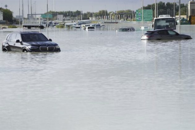 UAE Flood : दुबईत पावसाचा कहर! वाळवंट झाले जलमय