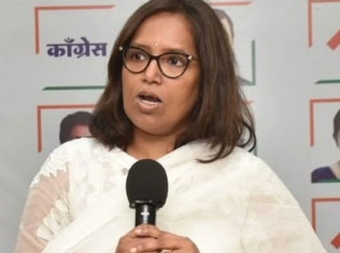 Varsha Gaikwad : 'जागावाटपात मला विचारात घेतलं नाही!' वर्षा गायकवाड यांनी जाहीरपणे व्यक्त केली खदखद