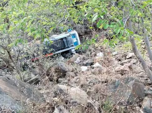Buldhana Bus Accident : बुलढाण्यात भीषण अपघात; १०० फूट खोल दरीत कोसळली बस!