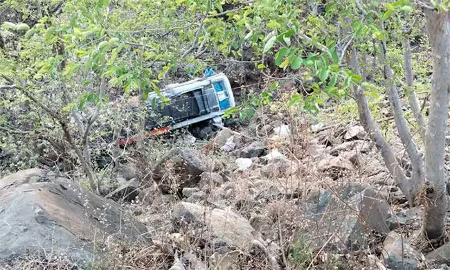 Buldhana Bus Accident : बुलढाण्यात भीषण अपघात; १०० फूट खोल दरीत कोसळली बस!