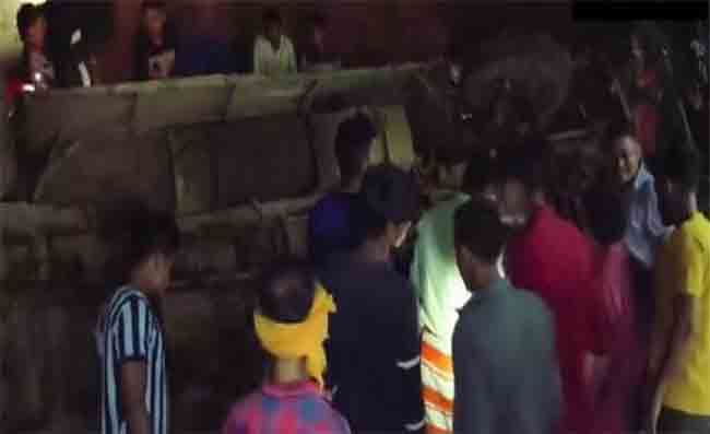 Accident: ५० फूट खोल दरीत कोसळली बस, १२ जणांचा दुर्देवी मृत्यू