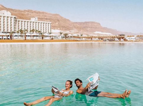 Dead Sea: काय सांगता? कितीही प्रयत्न केले तरीही 'या' समुद्रात बुडणार नाही!
