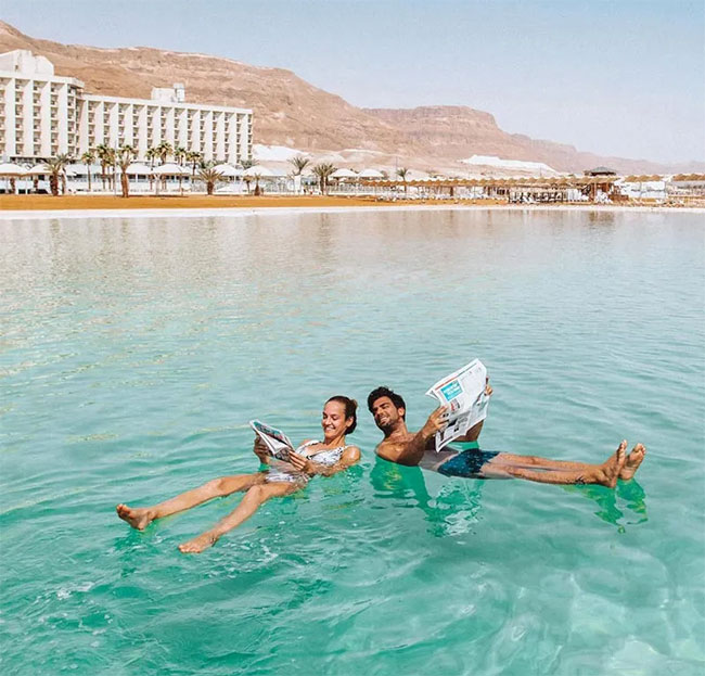 Dead Sea: काय सांगता? कितीही प्रयत्न केले तरीही ‘या’ समुद्रात बुडणार नाही!