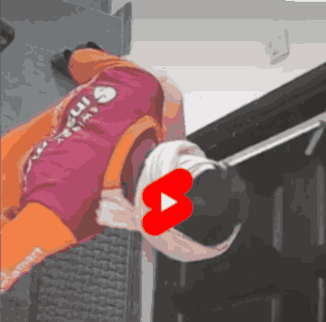 Video: दार बंद करताच डिलीव्हरी बॉयने केलं असं..., सीसीटिव्ही कॅमेरात कैद झाला व्हिडीओ