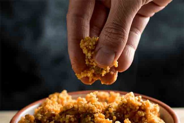 Health Tips: जेवण हाताने जेवले पाहिजे की चमच्याने? काय आहे फायदेशीर