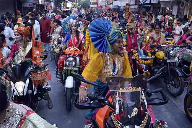 नववर्षाच्या स्वागतासाठी गिरगावात लक्षवेदी शोभायात्रा…