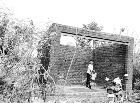 शासकीय जागेवरील हटवलेल्या अनधिकृत बांधकामास कर्जतमध्ये पुन्हा सुरुवात