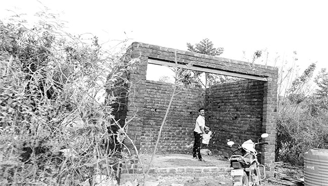 शासकीय जागेवरील हटवलेल्या अनधिकृत बांधकामास कर्जतमध्ये पुन्हा सुरुवात