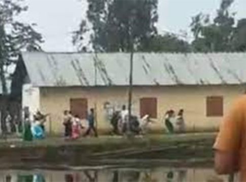 Loksabha Election: मतदान केंद्रांवर नक्की चाललंय काय? मणिपूरमध्ये गोळीबार तर पश्चिम बंगालमध्ये दगडफेक