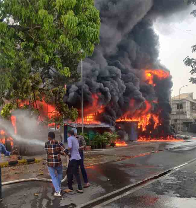 खैरणे एमआयडीसीतील तीन कंपन्या जळून खाक