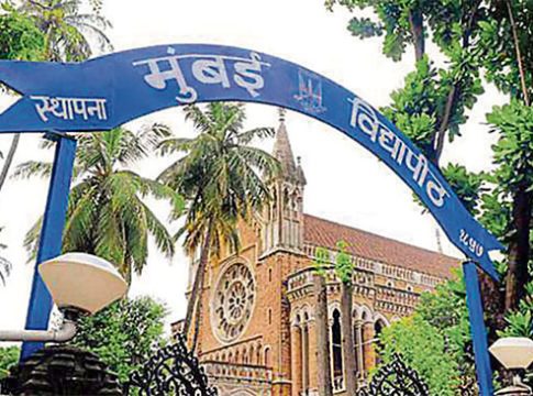 PHD PET Exam : विद्यार्थ्यांचा खोळंबा! परीक्षेची वेळ उलटूनही अनेक विद्यार्थी केंद्राबाहेर उभे
