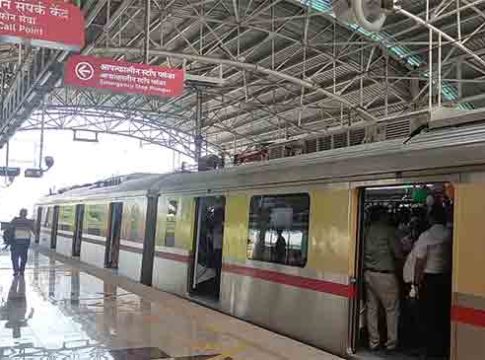 नवी मुंबई मेट्रो रेल्वे स्टेशन वर पंखे लावण्याची मागणी
