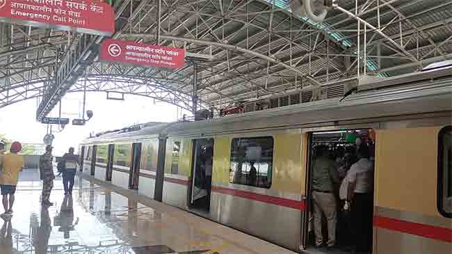नवी मुंबई मेट्रो रेल्वे स्टेशन वर पंखे लावण्याची मागणी