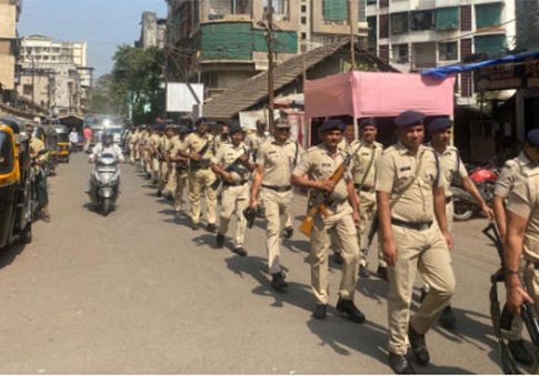 लोकसभा निवडणुकीच्या पार्श्वभूमीवर संवेदनशील परिसरात पोलिसांचे रुट मार्च