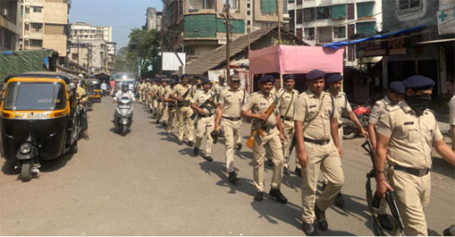लोकसभा निवडणुकीच्या पार्श्वभूमीवर संवेदनशील परिसरात पोलिसांचे रुट मार्च