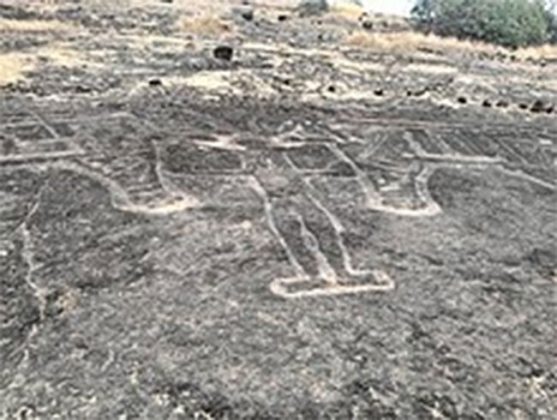 जांभरुणात एकाच ठिकाणी पंचवीस ते तीस खोदशिल्प