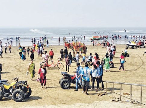 रायगडमधील अलिबाग, नागाव, वरसोली, काशीद, श्रीवर्धन, दिवेआगर समुद्रकिनारे गजबजले