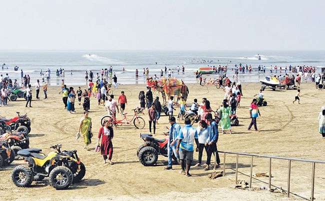 रायगडमधील अलिबाग, नागाव, वरसोली, काशीद, श्रीवर्धन, दिवेआगर समुद्रकिनारे गजबजले