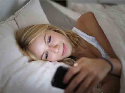 Mobile Phone: मोबाईल उशीच्या खाली ठेवून झोपता का? तर हे जरूर वाचा