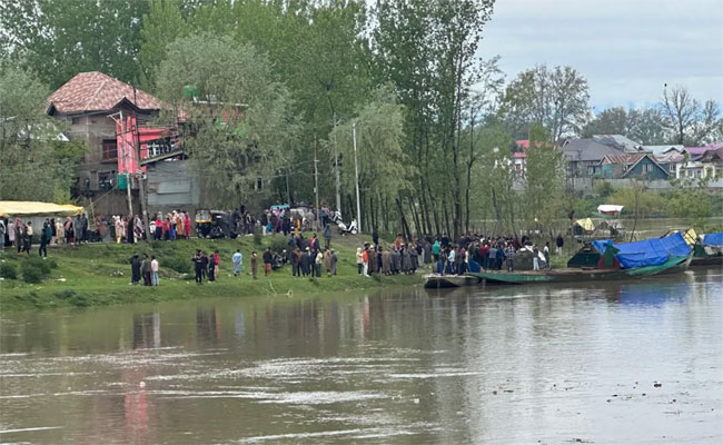 Srinagar News : श्रीनगरच्या झेलम नदीत बोट उलटल्याने चार जणांचा मृत्यू